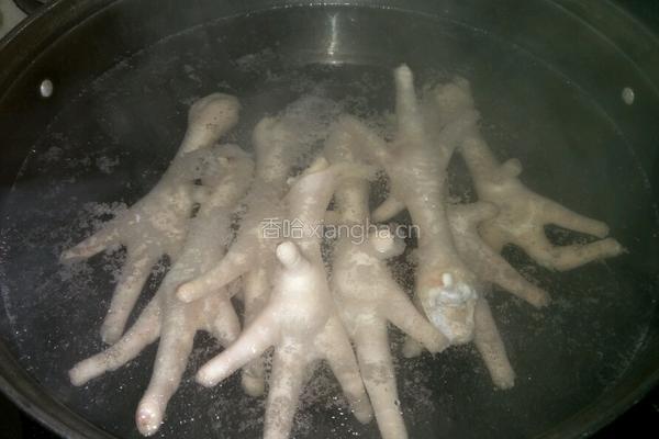 东北蘑菇炖鸡爪子的做法图解4