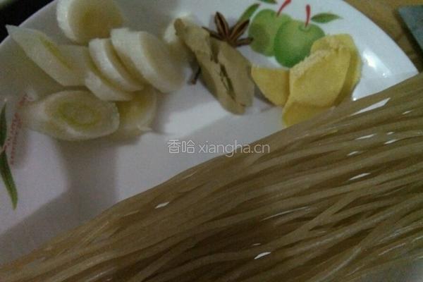 东北蘑菇炖鸡爪子的做法图解6