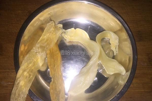 花胶圆肉杞子炖鸡腿的做法图解1
