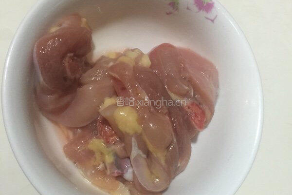花胶圆肉杞子炖鸡腿的做法图解3