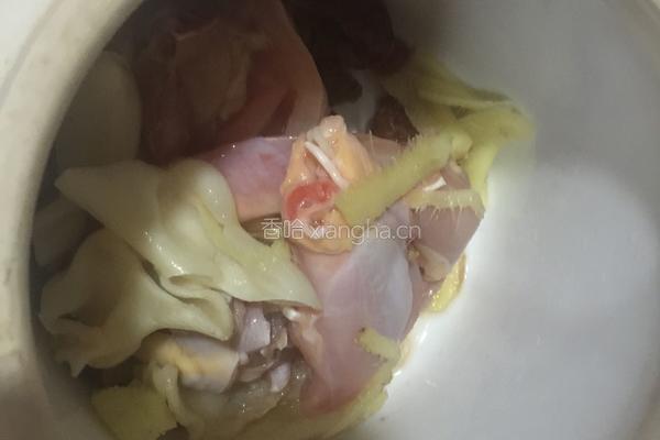花胶圆肉杞子炖鸡腿的做法图解6