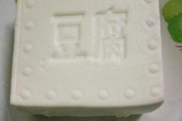 鲫鱼炖豆腐贴饼子的做法图解2