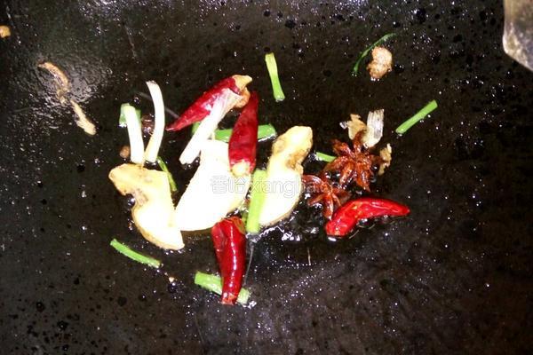 鲫鱼炖豆腐贴饼子的做法图解6