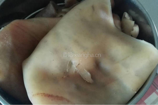 肉皮冻的做法图解1