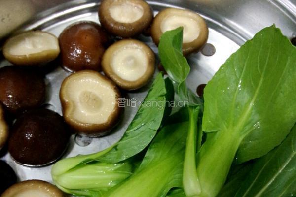 浇汁香菇青菜的做法图解1