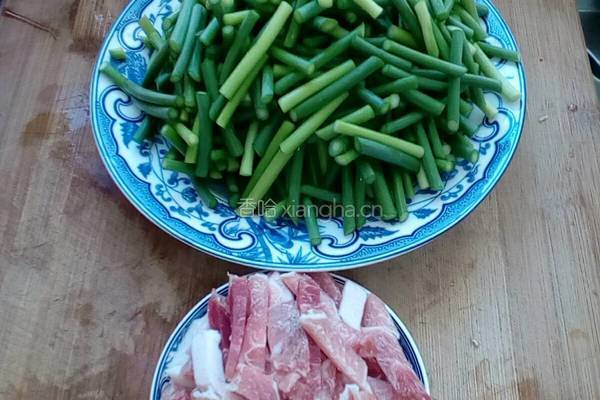 蒜台炒肉的做法图解1