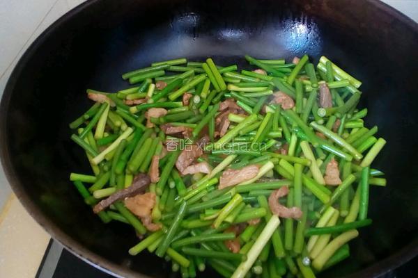 蒜台炒肉的做法图解3
