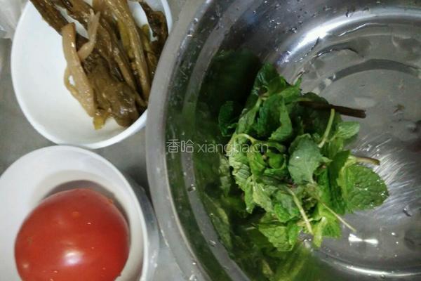 番茄酸菜鸡蛋汤面条的做法图解1