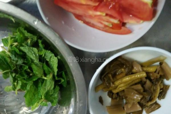 番茄酸菜鸡蛋汤面条的做法图解2
