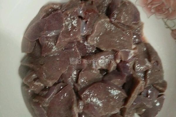 青蒜炒猪肝的做法图解1