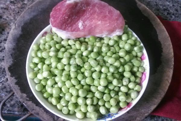 豌豆炒肉末的做法图解1