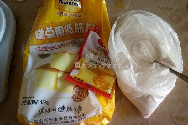 葡萄干榛香蒸蛋糕的做法图解3