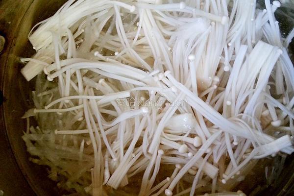 金针菇萝卜汤的做法图解4