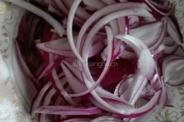 洋葱炒肉的做法图解1