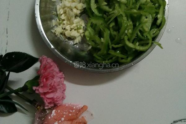 青椒炒鸡肉的做法图解2