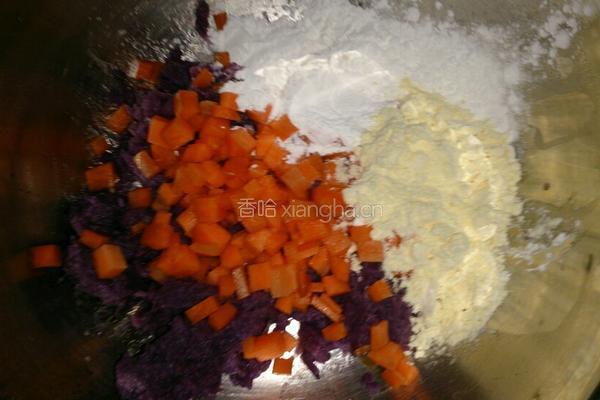 胡萝卜餐包（棕心紫薯、香葱鱼板）的做法图解1