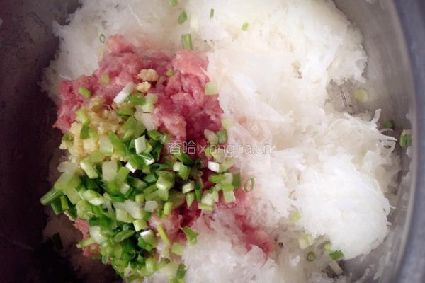 蒸大饺子 萝卜馅的做法图解2