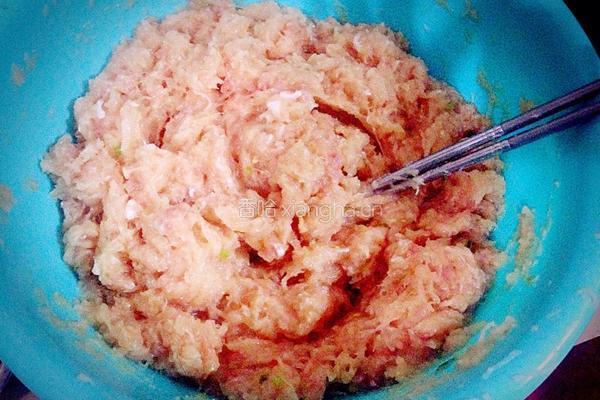 蒸大饺子 萝卜馅的做法图解3