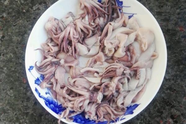 韭菜炒鱿鱼的做法图解2