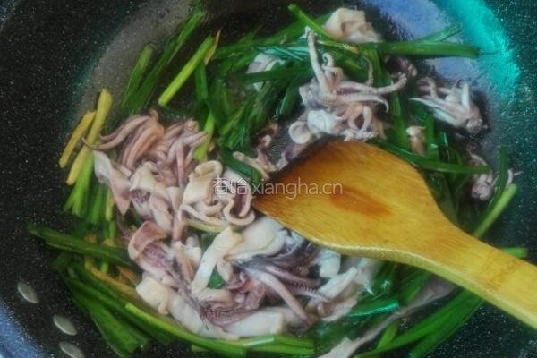 韭菜炒鱿鱼的做法图解4
