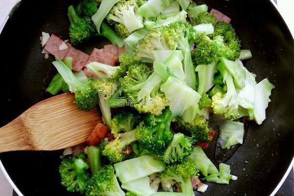火腿炒西兰花的做法图解10