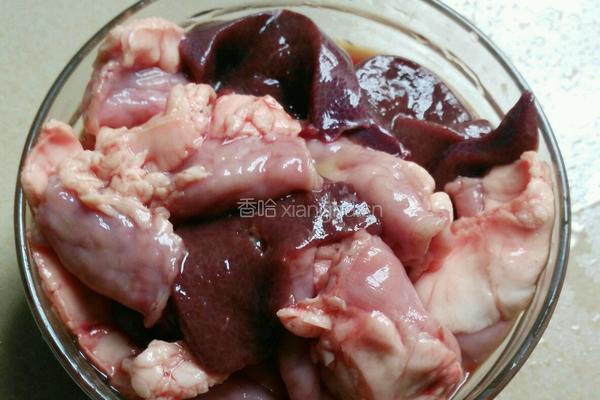 白菜粉肠猪肝汤的做法图解2