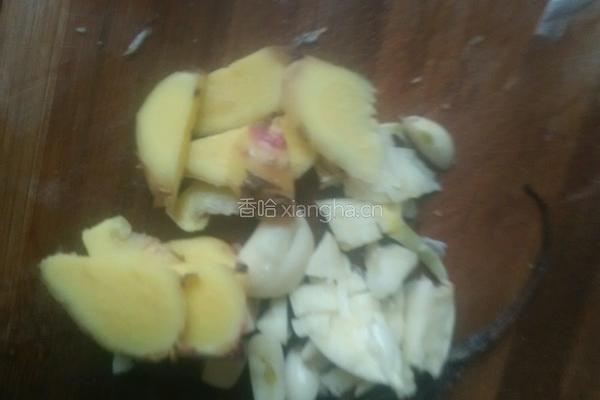 芹菜炒墨鱼的做法图解3