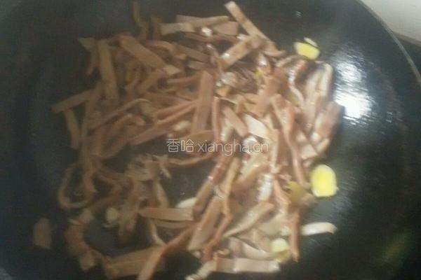 芹菜炒墨鱼的做法图解6