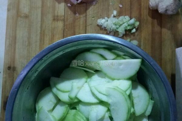 西葫芦炒肉的做法图解1