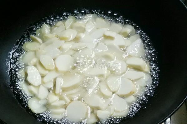 拔丝毛薯的做法图解3