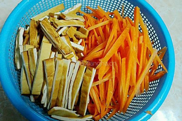 胡萝卜炒香干的做法图解2