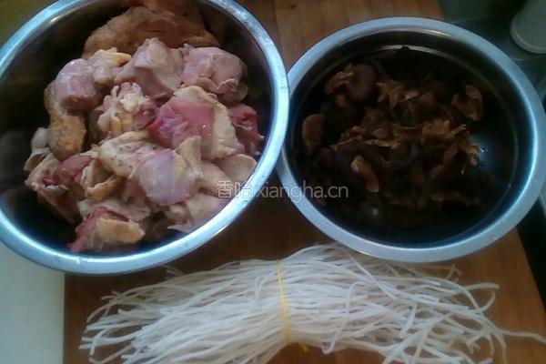 土鸡炖蘑菇.粉条的做法图解1