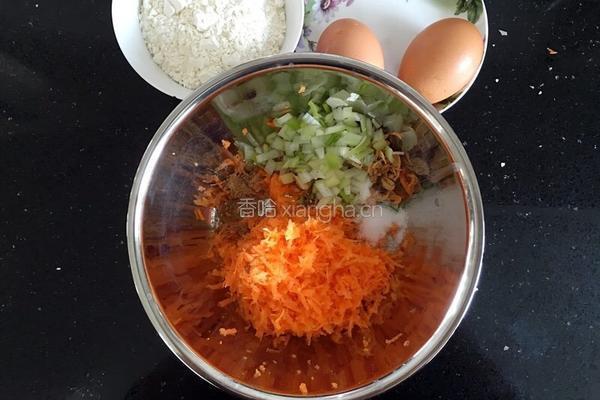 胡萝卜虾皮鸡蛋饼的做法图解2