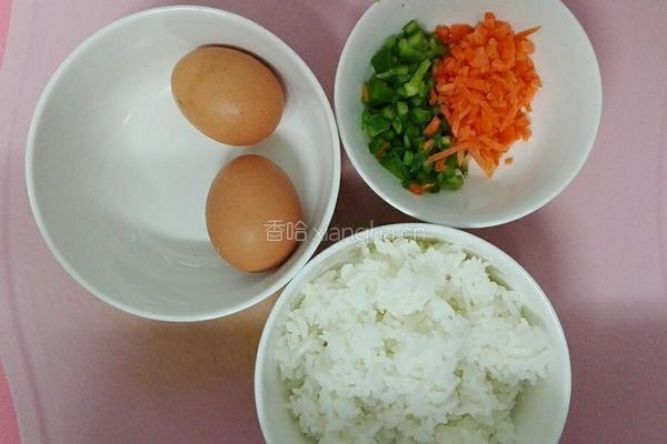 米饭蛋饼的做法图解1