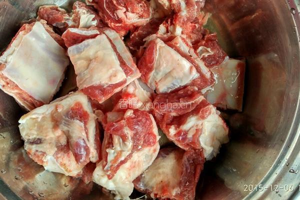 电饭锅炆焗牛排骨的做法图解1