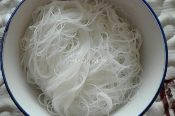 娃娃菜粉丝炒番茄的做法图解5