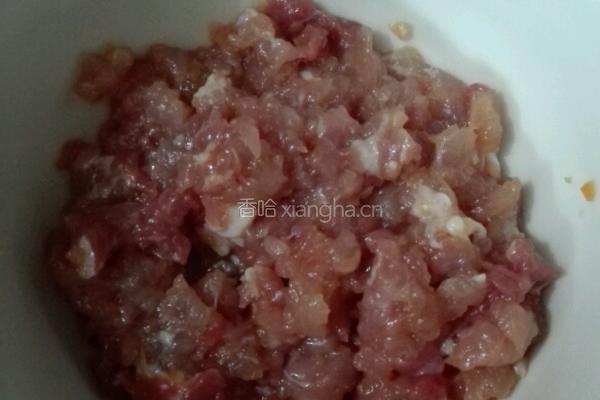 瘦肉胡萝卜玉米饺子的做法图解1