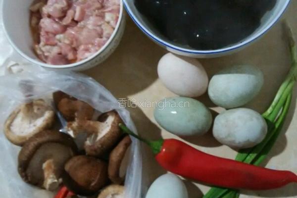 香菇，鸡蛋干锅的做法图解1