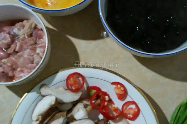 香菇，鸡蛋干锅的做法图解2
