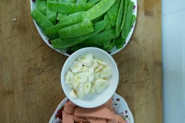 荷兰豆炒火腿肠的做法图解1