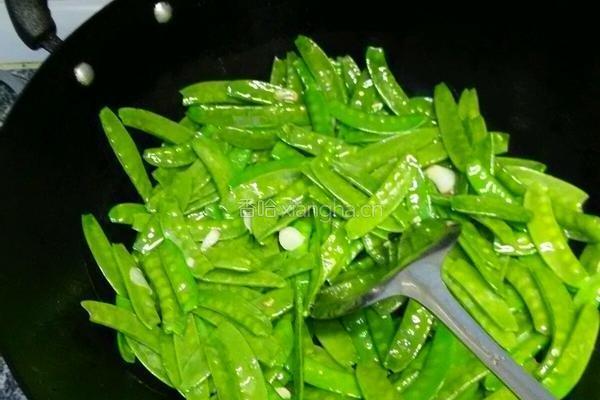 荷兰豆炒火腿肠的做法图解3