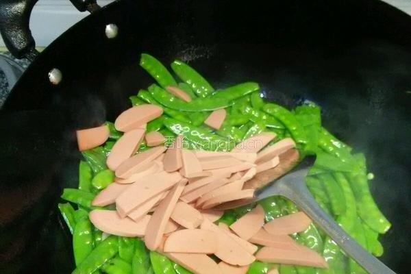 荷兰豆炒火腿肠的做法图解4