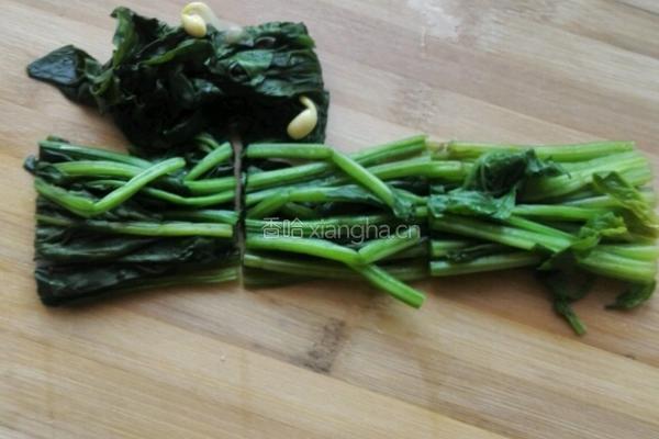 凉拌菠菜豆芽的做法图解1