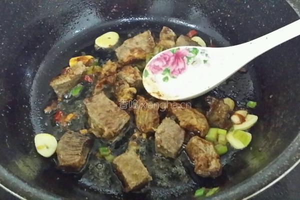 牛肉土豆的做法图解1