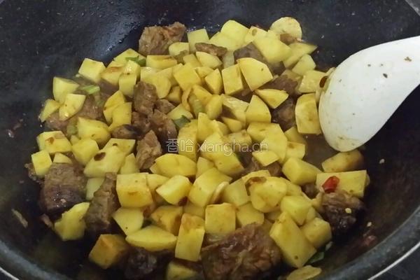 牛肉土豆的做法图解2