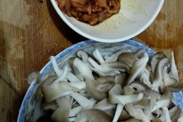 平菇炒肉的做法图解1