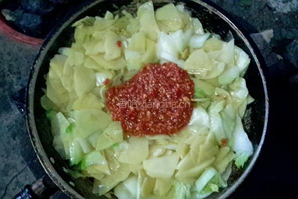 辣酱白菜土豆片的做法图解5