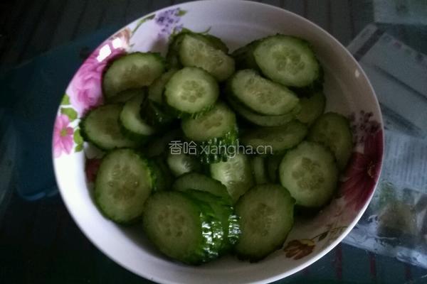 黄瓜片炒鸡蛋的做法图解2