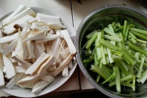 芹菜炒杏鲍菇的做法图解1