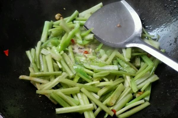 芹菜炒杏鲍菇的做法图解5